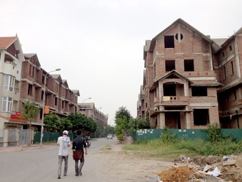 Tại khu đô thị Trung Văn (Từ Liêm, Hà Nội), khoảng trên dưới 100 căn biệt thự, nhà liền kề đã bỏ không từ 2-3 năm nay. Chỉ chưa đầy 20 căn có người ở.